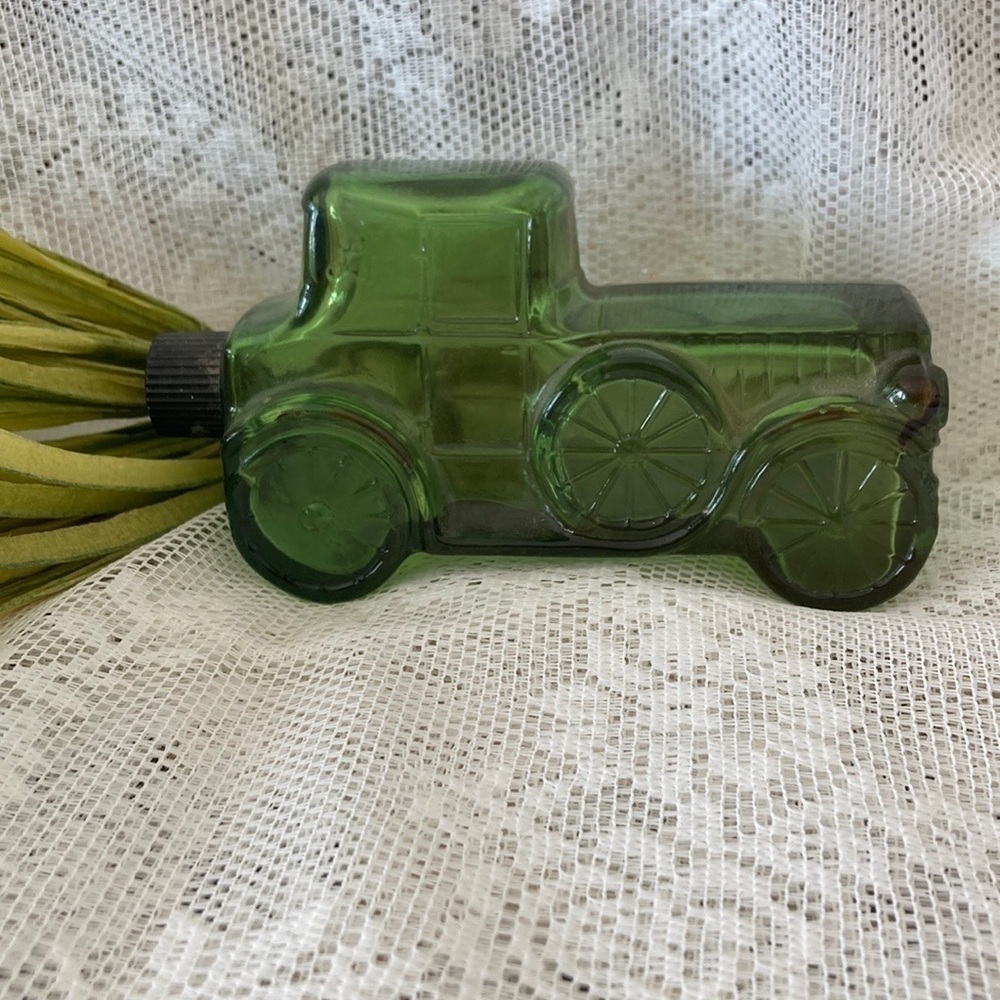 Vintage Avon Antique Car Design Cologne Bottle. Wonderful condition/empty/no box